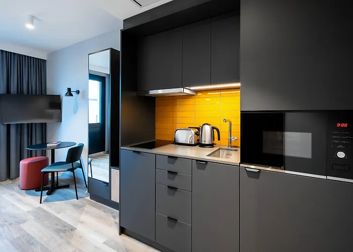 Staycity Frankfurt Airport فندق 4*